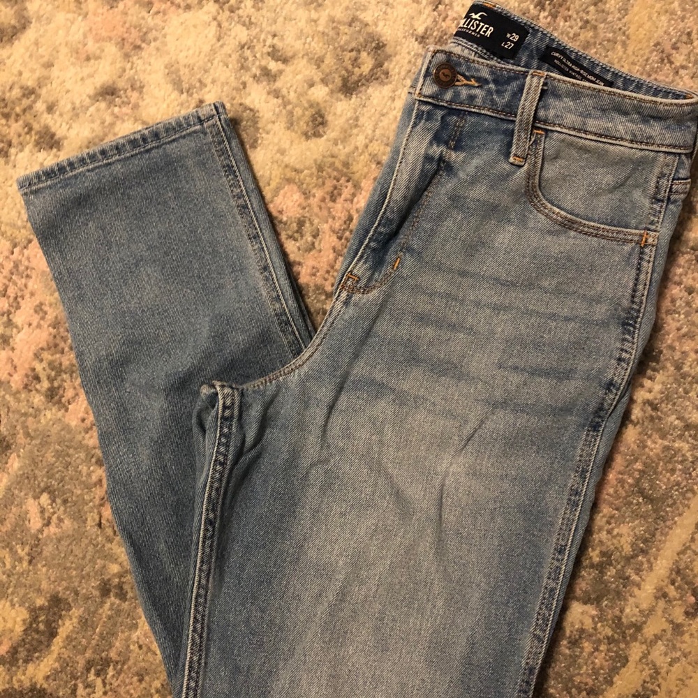 Hollister Ultra High-Rise Curvy Mom Jean